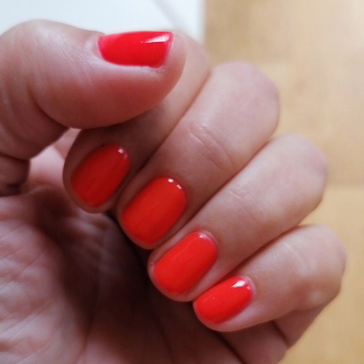 Hand met rode gellak op de nagels, close-up van het werk van Pedicure Janneke Slaats